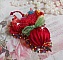 Broche Ombrelle Rubis brod&eacute;e avec un ruban de soie Rouge, des cristaux de Swarovski, des fleurs Lucite, des perles en verre de Boh&egrave;me et des rocailles