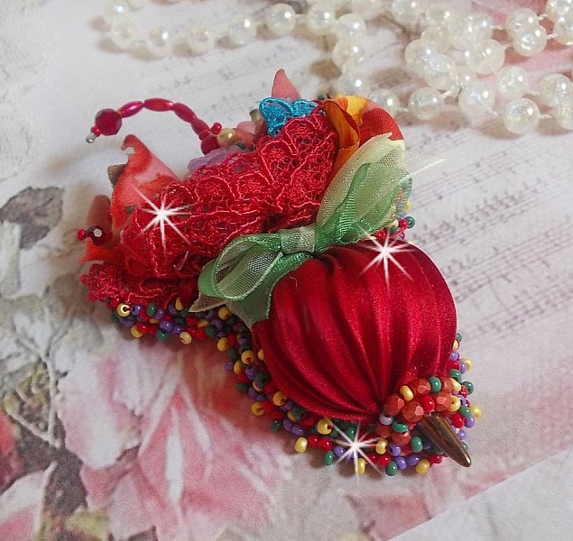 Broche Ombrelle Rubis brod&eacute;e avec un ruban de soie Rouge, des cristaux de Swarovski, des fleurs Lucite, des perles en verre de Boh&egrave;me et des rocailles