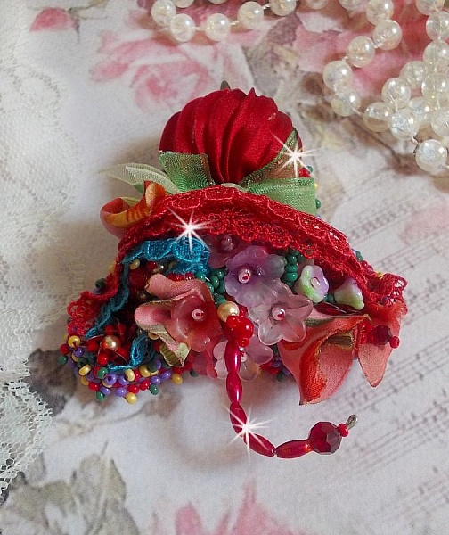 Broche Ombrelle Rubis brod&eacute;e avec un ruban de soie Rouge, des cristaux de Swarovski, des fleurs Lucite, des perles en verre de Boh&egrave;me et des rocailles