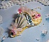 Broche ombrelle artisanale fleurie en perles, rubans et dentelle.