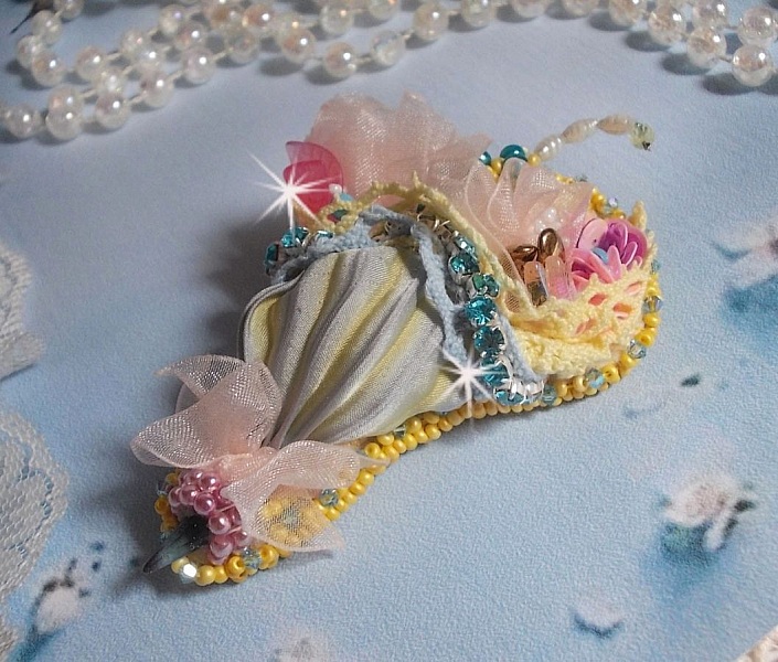 Broche ombrelle artisanale fleurie en perles, rubans et dentelle.