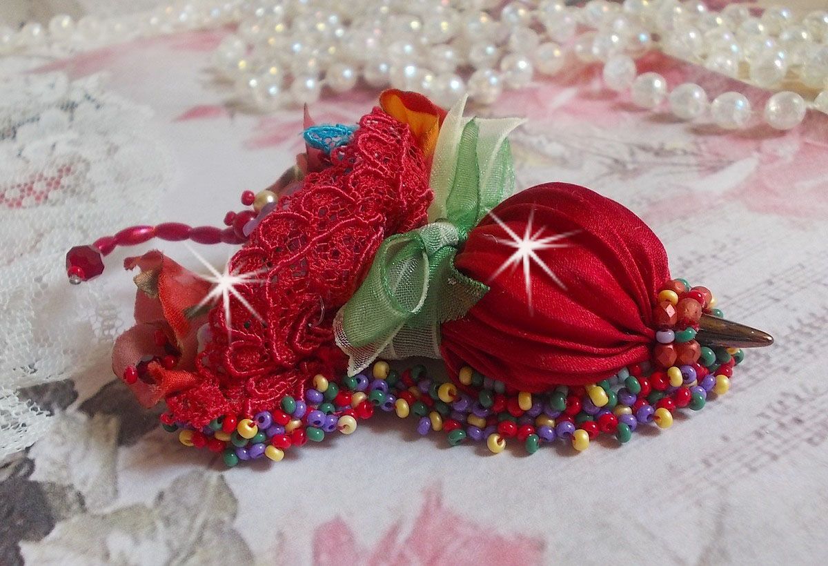 Broche Ombrelle Rubis brod&eacute;e avec un ruban de soie Rouge, des cristaux de Swarovski, des fleurs Lucite, des perles en verre de Boh&egrave;me et des rocailles