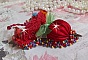 Broche Ombrelle Rubis brod&eacute;e avec un ruban de soie Rouge, des cristaux de Swarovski, des fleurs Lucite, des perles en verre de Boh&egrave;me et des rocailles