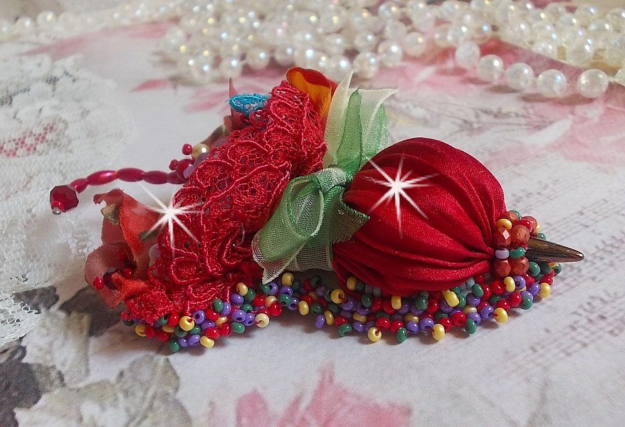 Broche Ombrelle Rubis brod&eacute;e avec un ruban de soie Rouge, des cristaux de Swarovski, des fleurs Lucite, des perles en verre de Boh&egrave;me et des rocailles