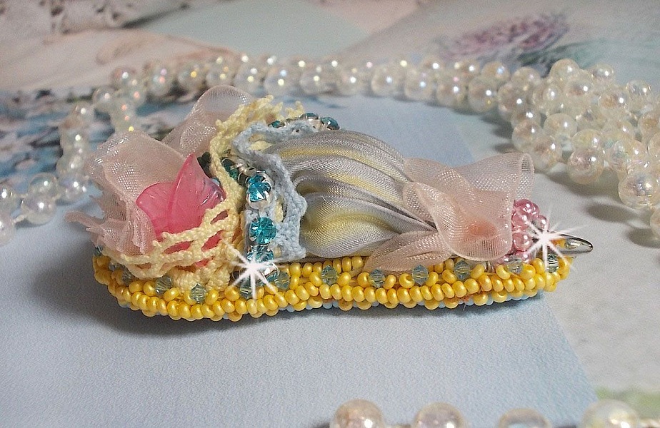 Broche ombrelle artisanale fleurie en perles, rubans et dentelle.