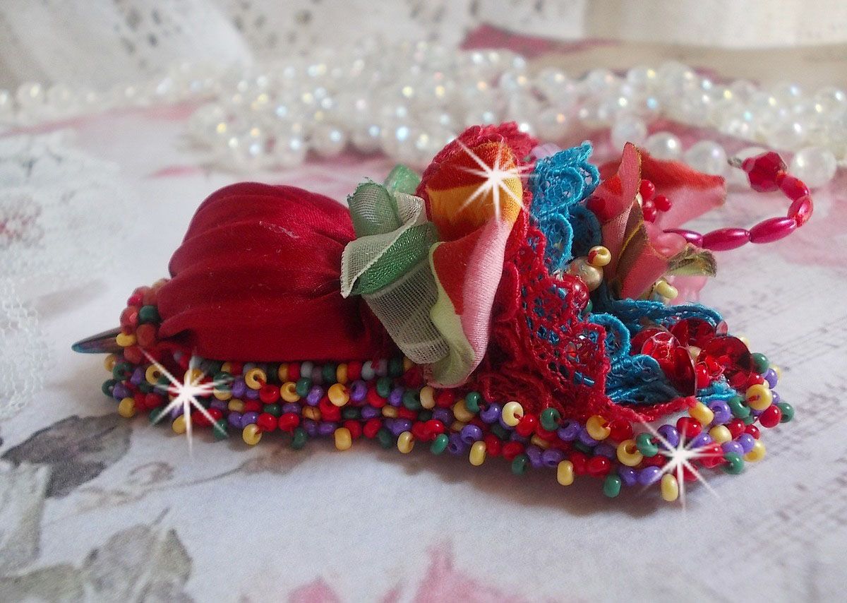 Broche Ombrelle Rubis brod&eacute;e avec un ruban de soie Rouge, des cristaux de Swarovski, des fleurs Lucite, des perles en verre de Boh&egrave;me et des rocailles