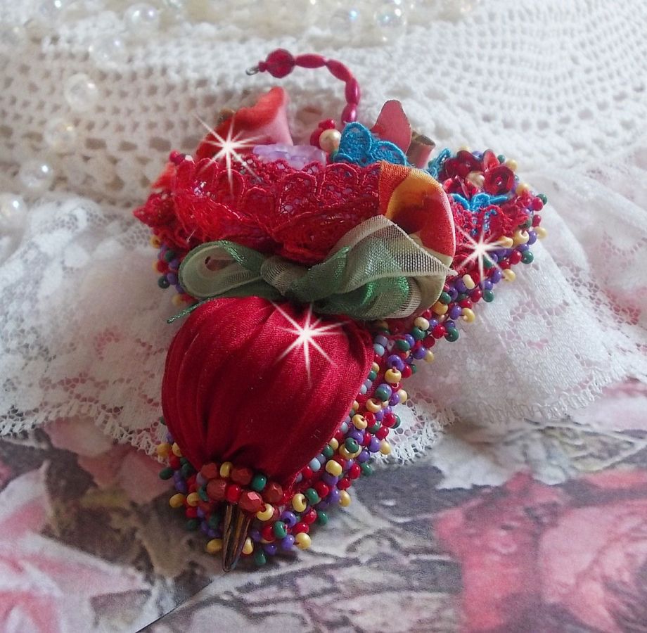 Broche Ombrelle Rubis brod&eacute;e avec un ruban de soie Rouge, des cristaux de Swarovski, des fleurs Lucite, des perles en verre de Boh&egrave;me et des rocailles
