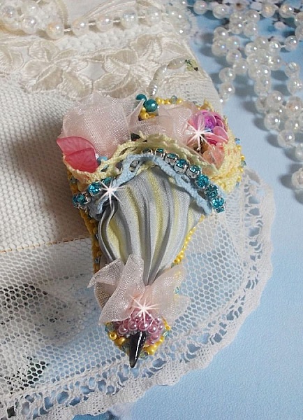 Broche ombrelle artisanale fleurie en perles, rubans et dentelle.