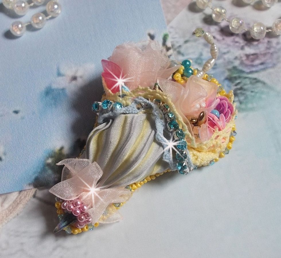 Broche ombrelle artisanale fleurie en perles, rubans et dentelle.