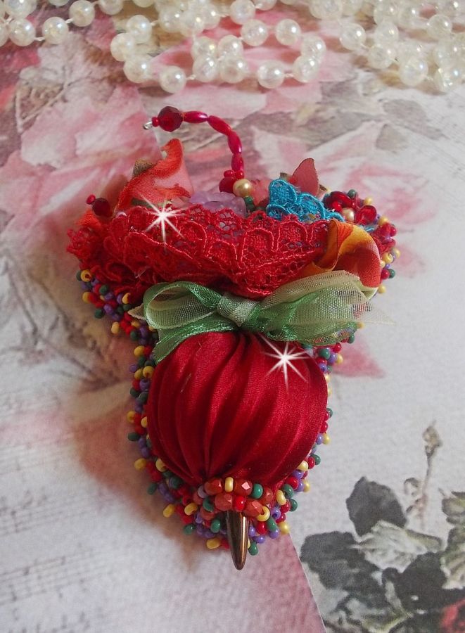 Broche Ombrelle Rubis brod&eacute;e avec un ruban de soie Rouge, des cristaux de Swarovski, des fleurs Lucite, des perles en verre de Boh&egrave;me et des rocailles