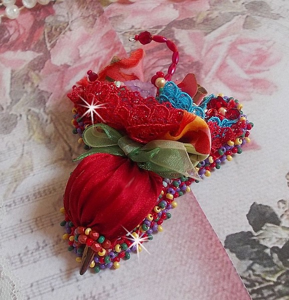 Broche Ombrelle Rubis brod&eacute;e avec un ruban de soie Rouge, des cristaux de Swarovski, des fleurs Lucite, des perles en verre de Boh&egrave;me et des rocailles