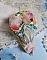 Broche ombrelle artisanale fleurie en perles, rubans et dentelle.