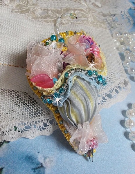 Broche ombrelle artisanale fleurie en perles, rubans et dentelle.