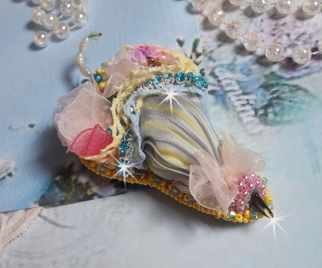 Broche ombrelle artisanale fleurie en perles, rubans et dentelle.