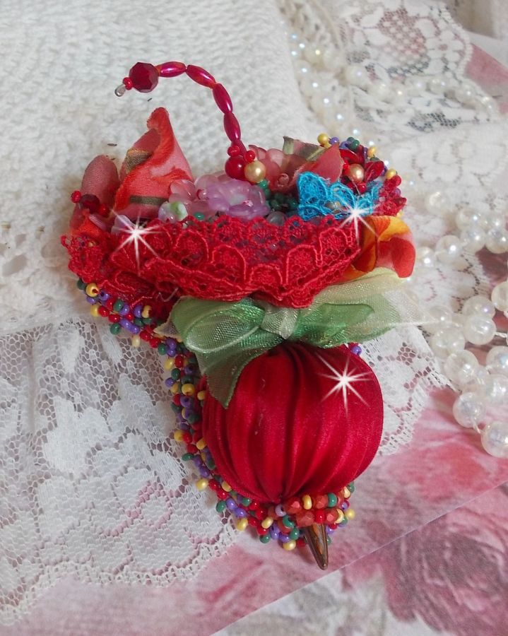 Broche Ombrelle Rubis brod&eacute;e avec un ruban de soie Rouge, des cristaux de Swarovski, des fleurs Lucite, des perles en verre de Boh&egrave;me et des rocailles