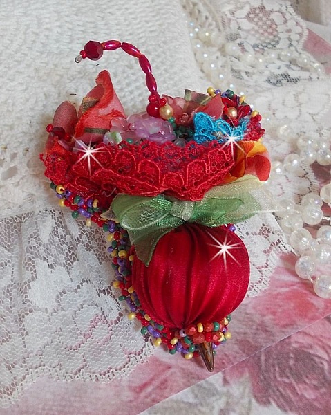 Broche Ombrelle Rubis brod&eacute;e avec un ruban de soie Rouge, des cristaux de Swarovski, des fleurs Lucite, des perles en verre de Boh&egrave;me et des rocailles