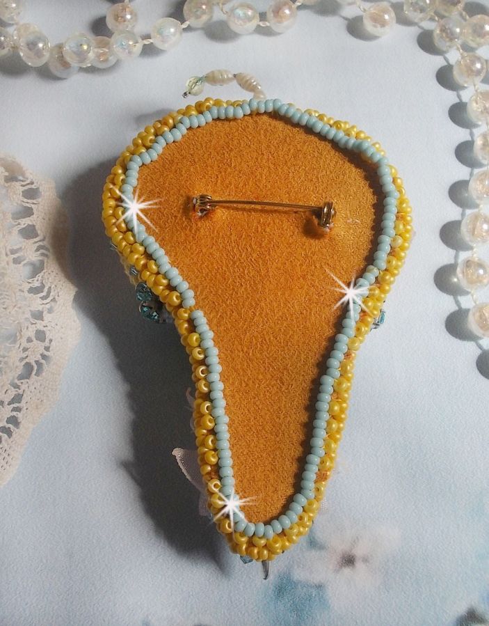 Broche ombrelle artisanale fleurie en perles, rubans et dentelle.