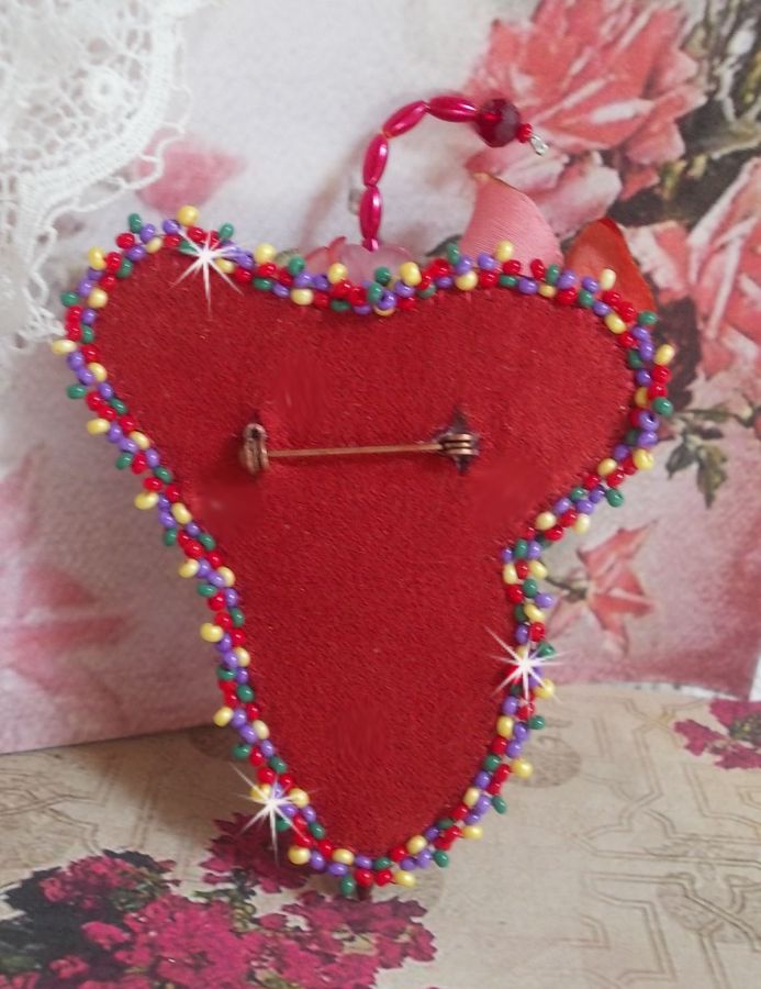 Broche Ombrelle Rubis brod&eacute;e avec un ruban de soie Rouge, des cristaux de Swarovski, des fleurs Lucite, des perles en verre de Boh&egrave;me et des rocailles