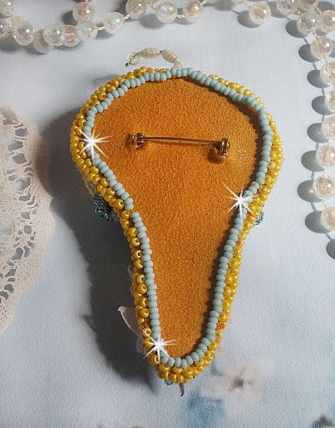 Broche ombrelle artisanale fleurie en perles, rubans et dentelle.