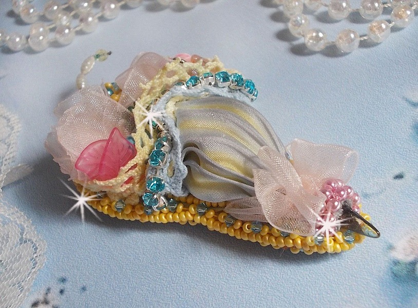 Broche ombrelle artisanale fleurie en perles, rubans et dentelle.
