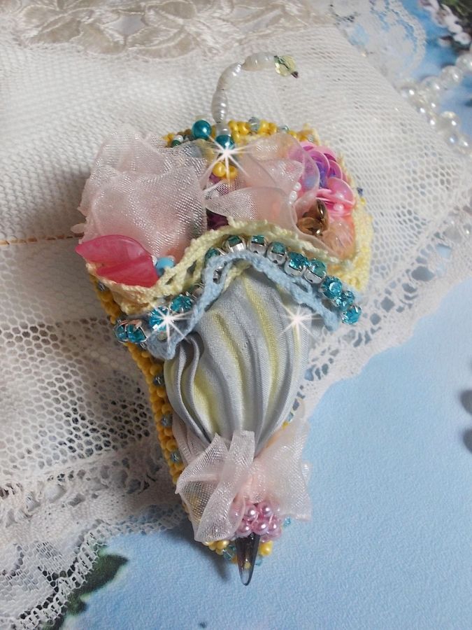 Broche ombrelle artisanale fleurie en perles, rubans et dentelle.