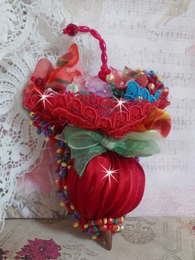 Broche Ombrelle Rubis brod&eacute;e avec un ruban de soie Rouge, des cristaux de Swarovski, des fleurs Lucite, des perles en verre de Boh&egrave;me et des rocailles