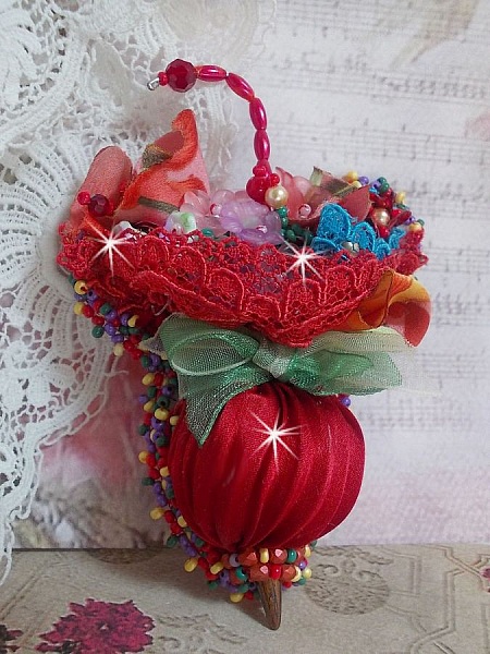 Broche Ombrelle Rubis brod&eacute;e avec un ruban de soie Rouge, des cristaux de Swarovski, des fleurs Lucite, des perles en verre de Boh&egrave;me et des rocailles