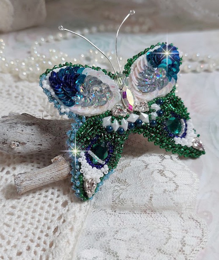 Broche Papillon Clair de Lune Lune brod&eacute;e avec des cristaux, sequins et rocailles