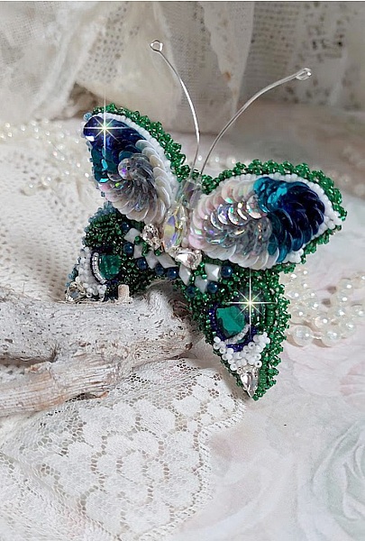 Broche Papillon Clair de Lune Lune brod&eacute;e avec des cristaux, sequins et rocailles