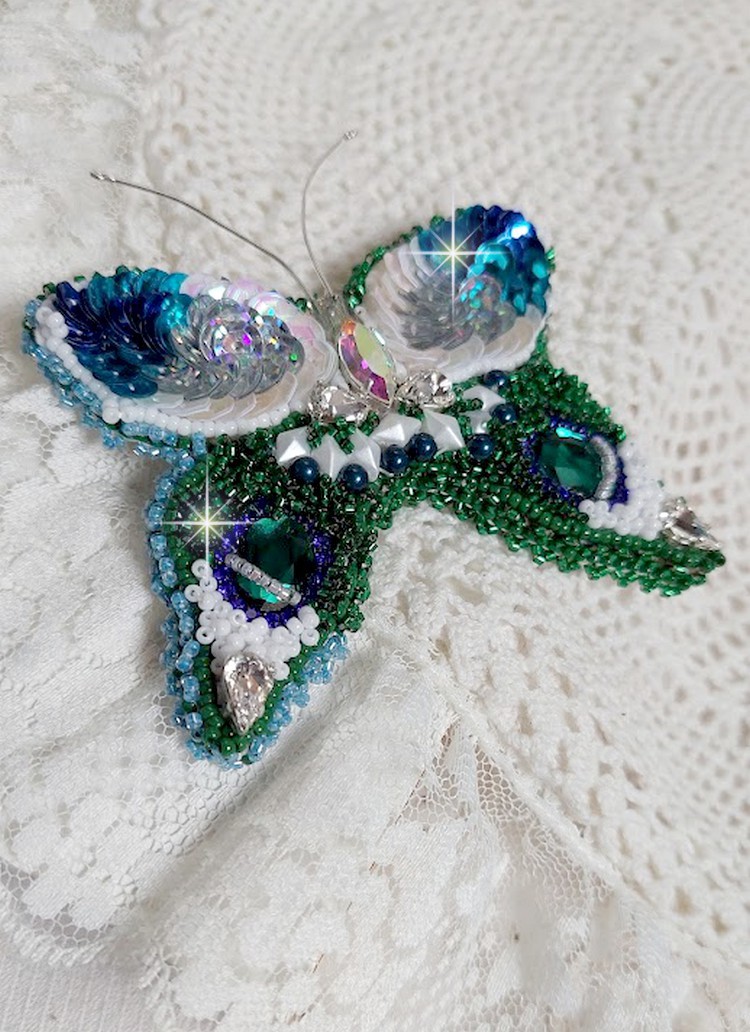 Broche Papillon Clair de Lune Lune brod&eacute;e avec des cristaux, sequins et rocailles