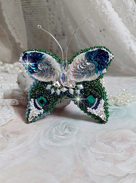 Broche Papillon Clair de Lune Lune brod&eacute;e avec des cristaux, sequins et rocailles