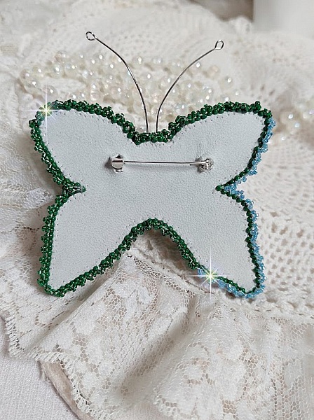 Broche Papillon Clair de Lune Lune brod&eacute;e avec des cristaux, sequins et rocailles