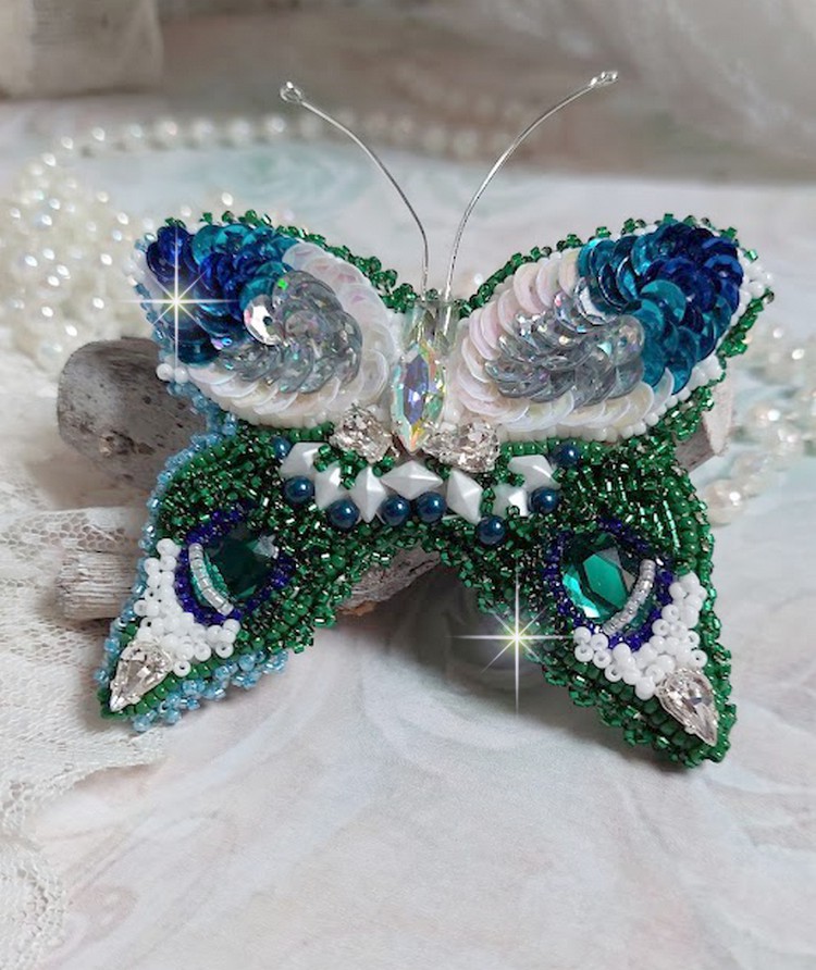 Broche Papillon Clair de Lune Lune brod&eacute;e avec des cristaux, sequins et rocailles