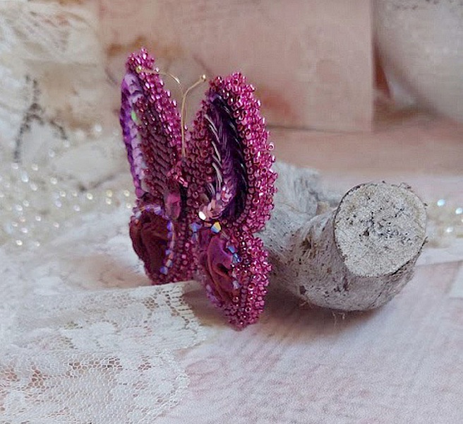 Broche papillon artisanale brodée en perles fuchsia et soie.