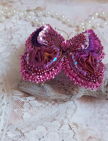 Broche papillon brodée en soie, sequins et cristaux Swarovski.