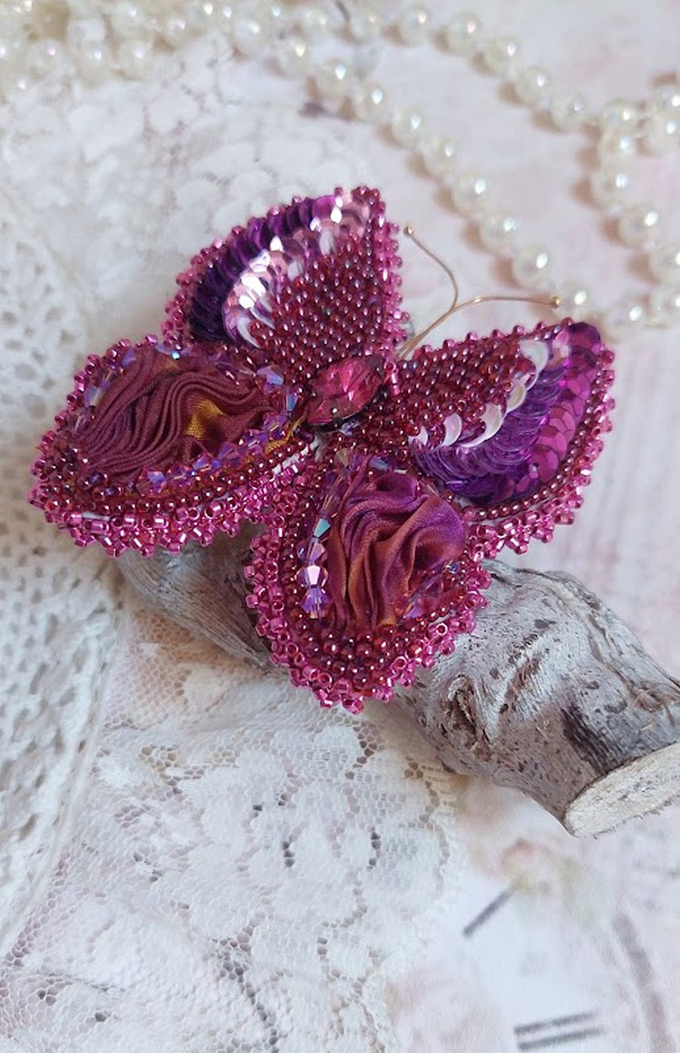 Broche papillon artisanale brodée en soie, sequins et cristaux fuchsia.