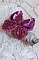 Broche papillon artisanale brodée en soie, sequins et cristaux fuchsia.