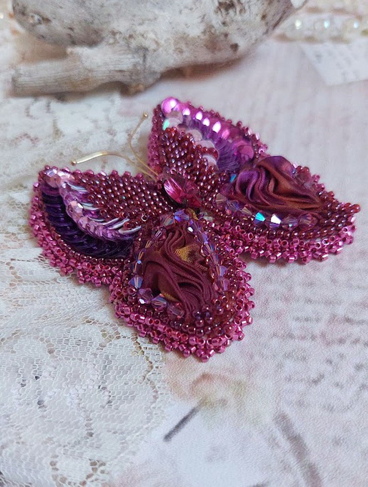Broche papillon brodée en soie, sequins et cristaux fuchsia.