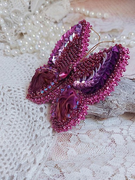 Broche papillon artisanale brodée en soie, sequins et cristaux.