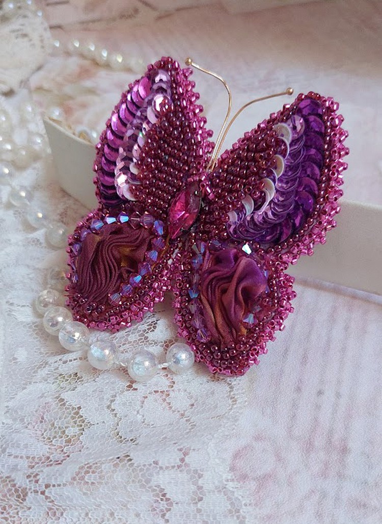 Broche papillon brodée en soie, sequins et cristaux fuchsia.