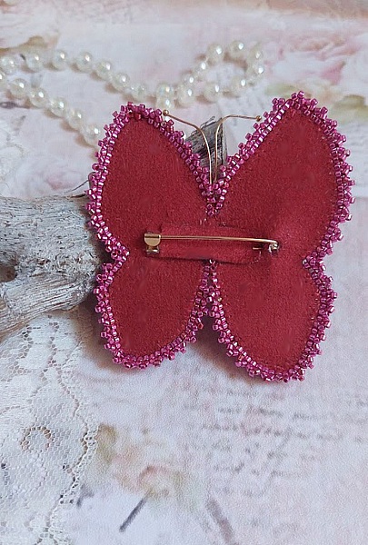 Dos de la broche papillon fuchsia brodée perles.