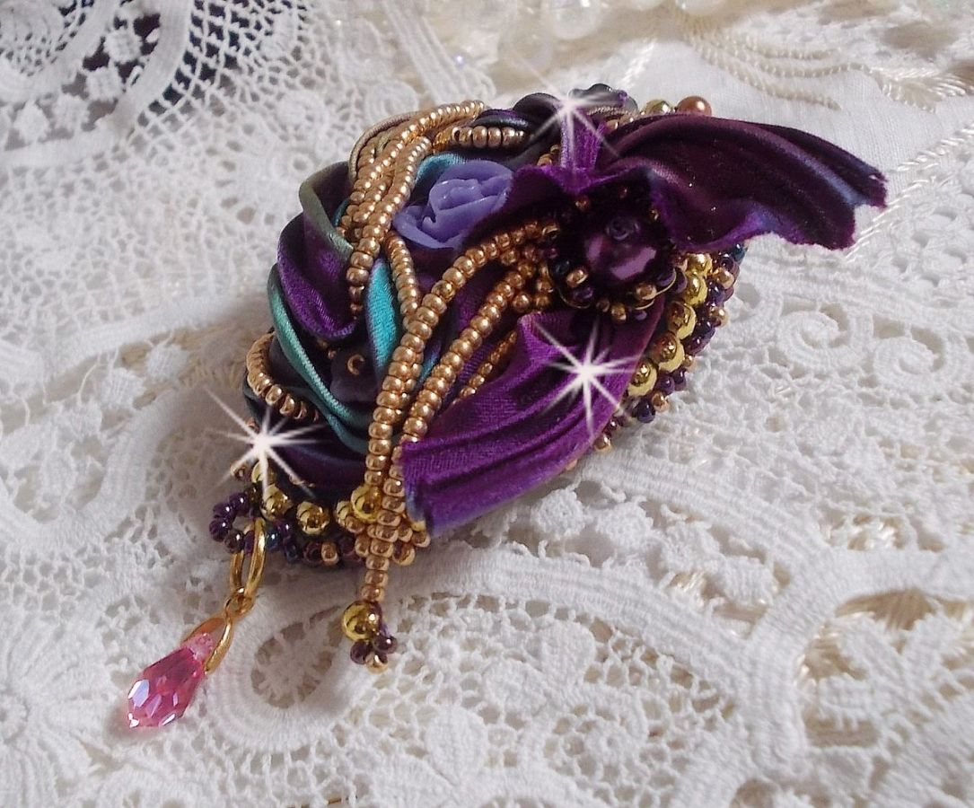 Broche La Passionn&eacute;e de Venise brod&eacute;e avec un ruban de soie Purple, une rose en r&eacute;sine mauve et des rocailles Miyuki