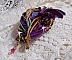 Broche La Passionn&eacute;e de Venise brod&eacute;e avec un ruban de soie Purple, une rose en r&eacute;sine mauve et des rocailles Miyuki