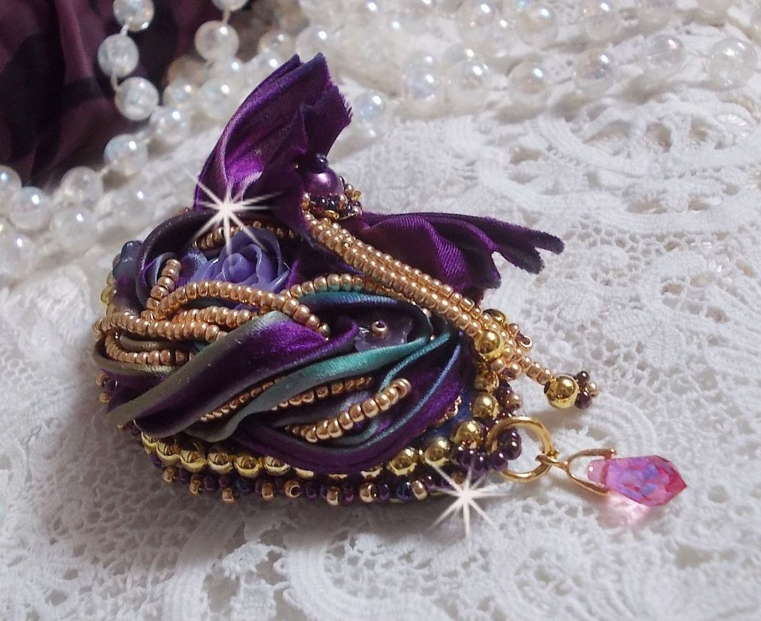 Broche La Passionn&eacute;e de Venise brod&eacute;e avec un ruban de soie Purple, une rose en r&eacute;sine mauve et des rocailles Miyuki