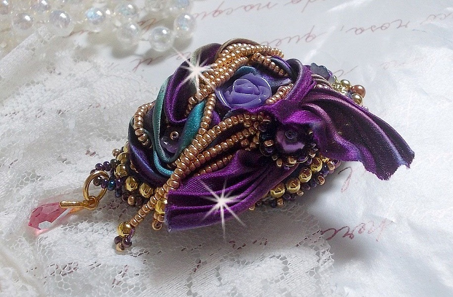 Broche La Passionn&eacute;e de Venise brod&eacute;e avec un ruban de soie Purple, une rose en r&eacute;sine mauve et des rocailles Miyuki