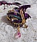 Broche La Passionn&eacute;e de Venise brod&eacute;e avec un ruban de soie Purple, une rose en r&eacute;sine mauve et des rocailles Miyuki