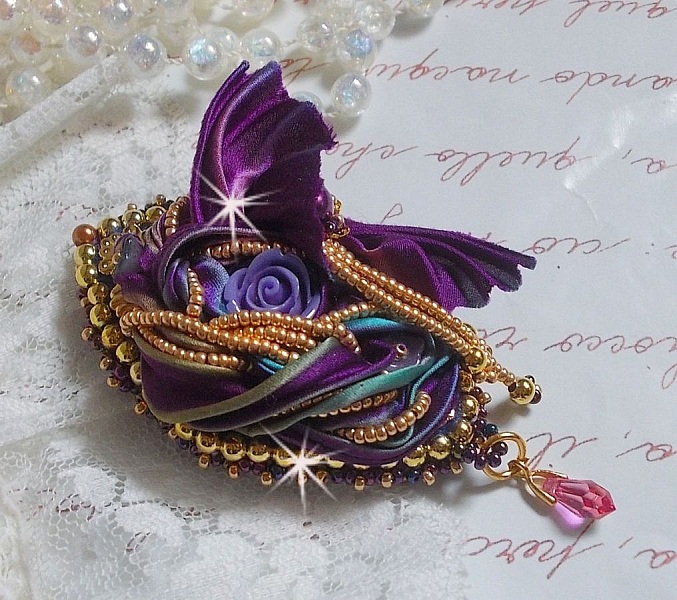 Broche La Passionn&eacute;e de Venise brod&eacute;e avec un ruban de soie Purple, une rose en r&eacute;sine mauve et des rocailles Miyuki