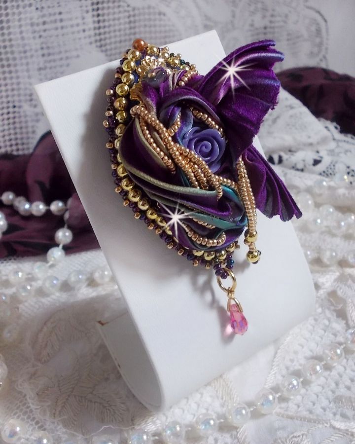 Broche La Passionn&eacute;e de Venise brod&eacute;e avec un ruban de soie Purple, une rose en r&eacute;sine mauve et des rocailles Miyuki
