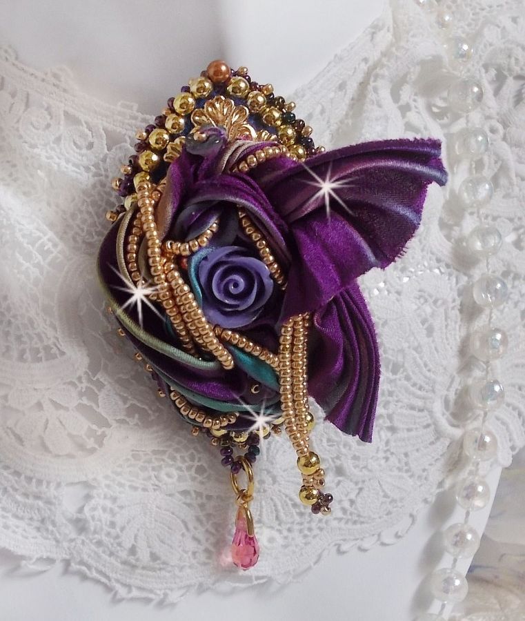 Broche La Passionn&eacute;e de Venise brod&eacute;e avec un ruban de soie Purple, une rose en r&eacute;sine mauve et des rocailles Miyuki