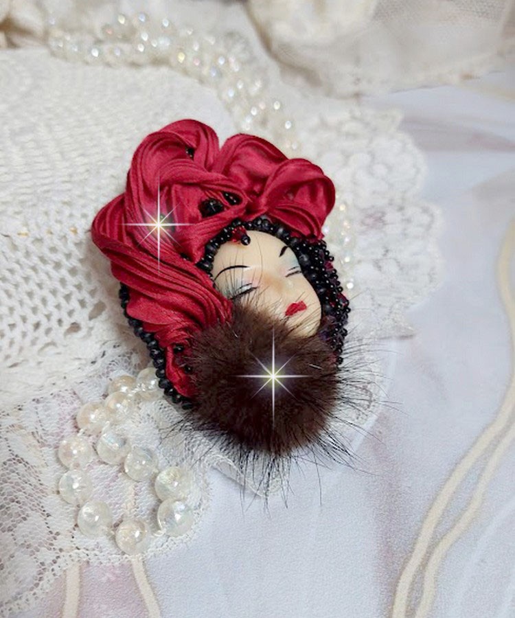 Broche Rouge et Noir brod&eacute;e avec un ruban de soie de couleur Rouge Fonc&eacute; &agrave; laquelle s&rsquo;ajoute des toupies Siam AB , perles rondes facett&eacute;es aplaties Antique Noires et goutte sur un support Dor&eacute;